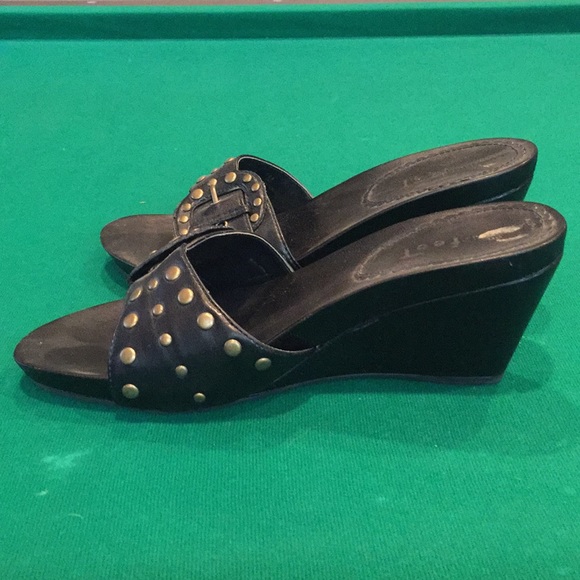 Shoes - Picture 2 of 4